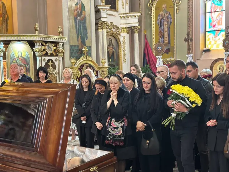 У Чернівцях прощаються з Іваном Кавацюком — артистом, який грав на цимбалах