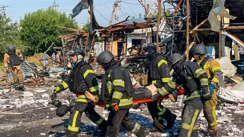 Удар по Печенігах: 10 загиблих, 17 поранених, рятувальники розбирають завали