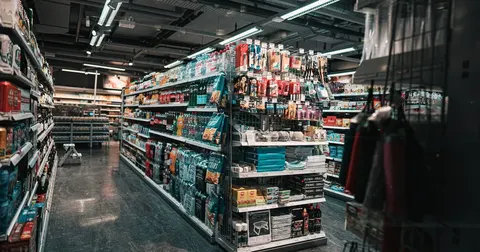 Як курс долара впливає на ціни в магазинах: пояснення експерта