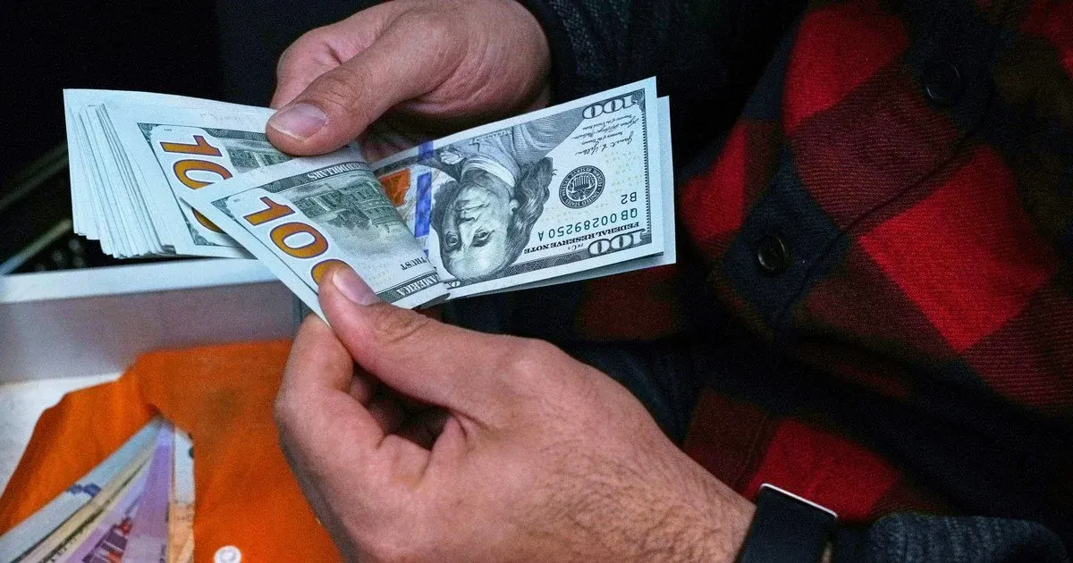 Курс долара в Україні: що стоїть за стабільністю гривні у серпні