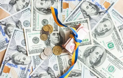 Курс валют до кінця серпня: що впливає на гривню та чи варто очікувати різких ст
