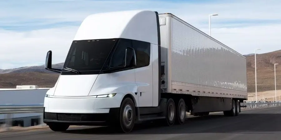 Маск знову обіцяє автопілот для Tesla Semi: що означають нові терміни