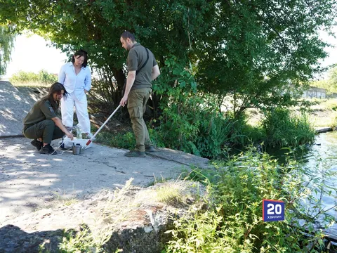 Екологи перевіряють воду у ставі Поділля: що відомо