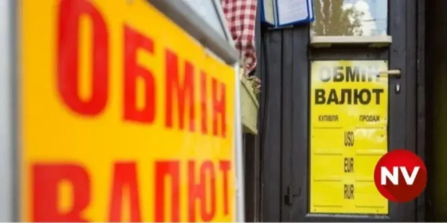 Чому долар дешевшає, а євро дорожчає: пояснення експерта