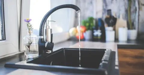 Як прибрати наліт з крана за допомогою оцту: простий метод