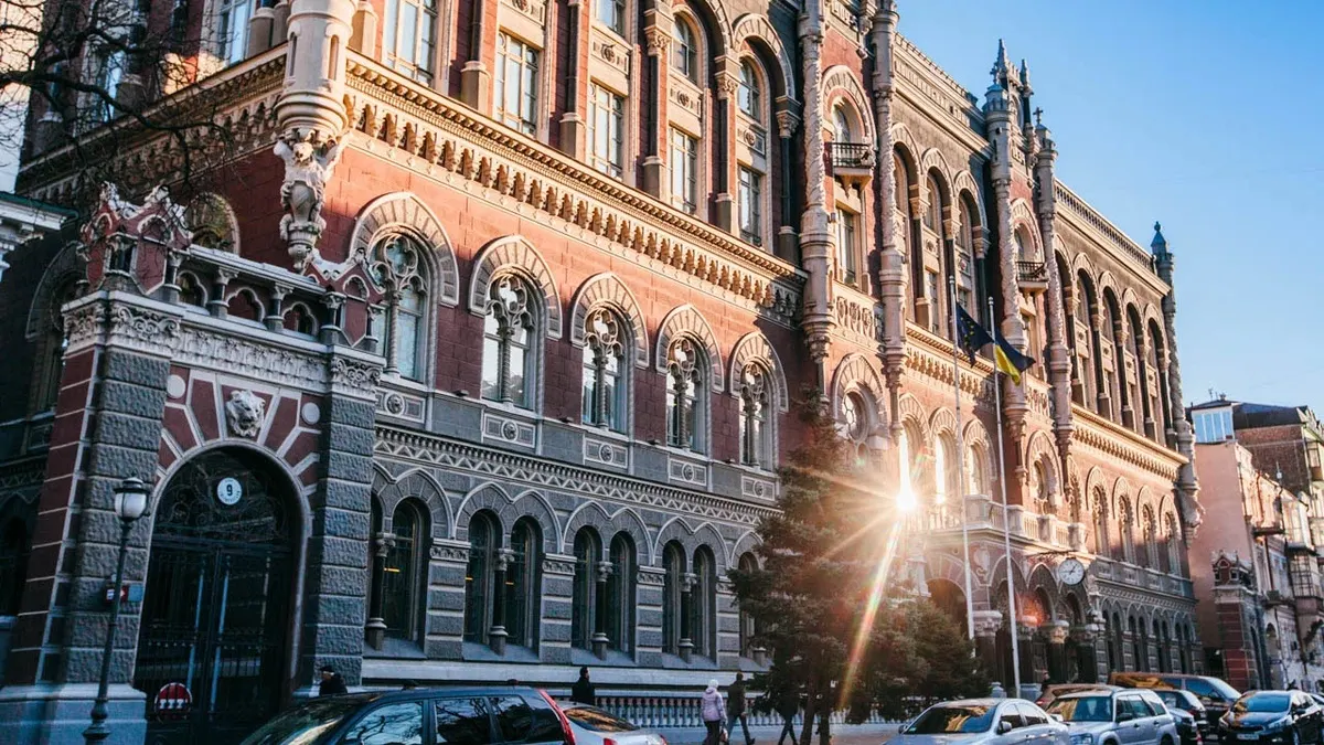 НБУ суттєво пом'якшує валютні обмеження для населення