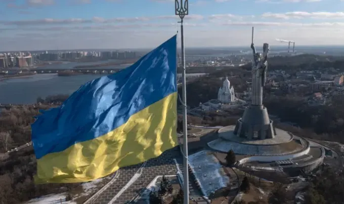 Київ приспустить головний прапор через негоду: що відомо
