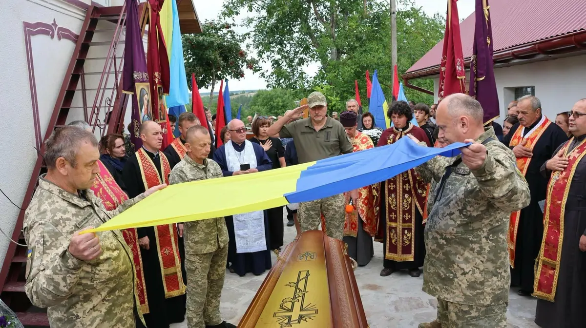Загинув, захищаючи Україну: на Тернопільщині попрощалися з добровольцем