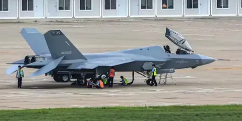 Дзеркальний J-35: що означає нове покриття китайського винищувача