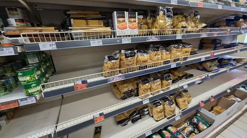 Як удари РФ по складах змінюють ціни та полиці магазинів