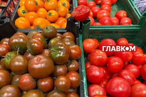 Помідори на гуртовому ринку подорожчали: як це відбивається на цінах у магазинах