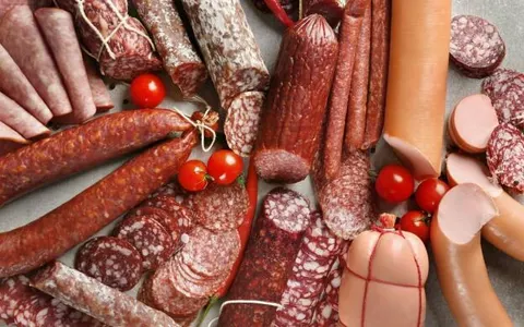 Що приховує етикетка ковбаси: на які інгредієнти варто зважати
