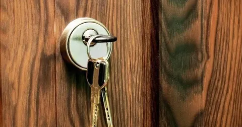 Ключ у дверях: звичка, яка може зашкодити, та що про це кажуть прикмети