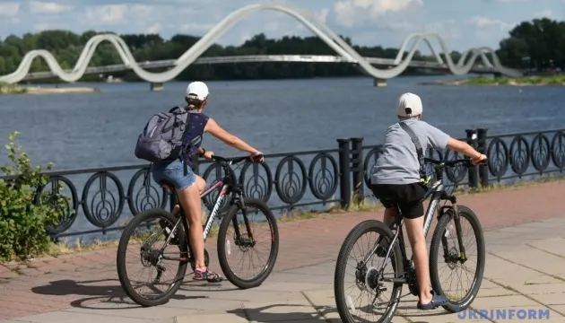 Спекотні вихідні в Україні: синоптики обіцяють до 33°