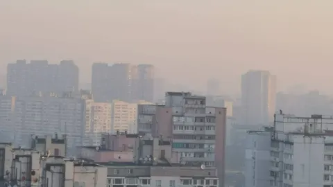 Озон над Києвом: у трьох районах міста зафіксували небезпечне забруднення повітр